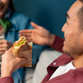 homme mangeant un sandwich