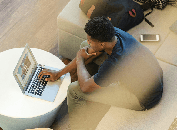 Collègues regardant des données et insights sur un reporting
