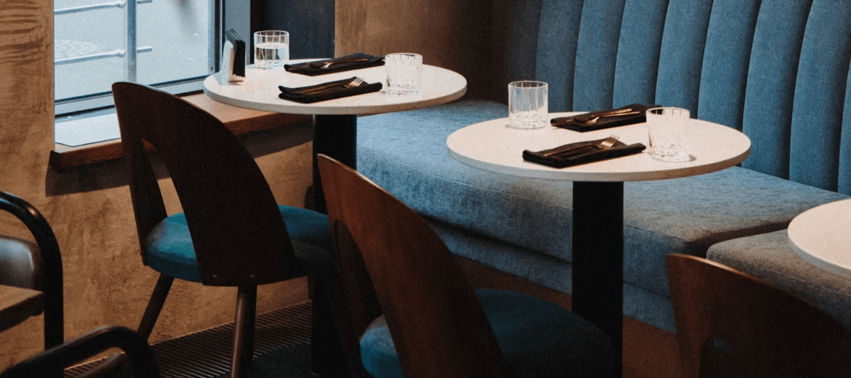 Tables dressées dans un restaurant - illustration du secteur hébergement et restauration