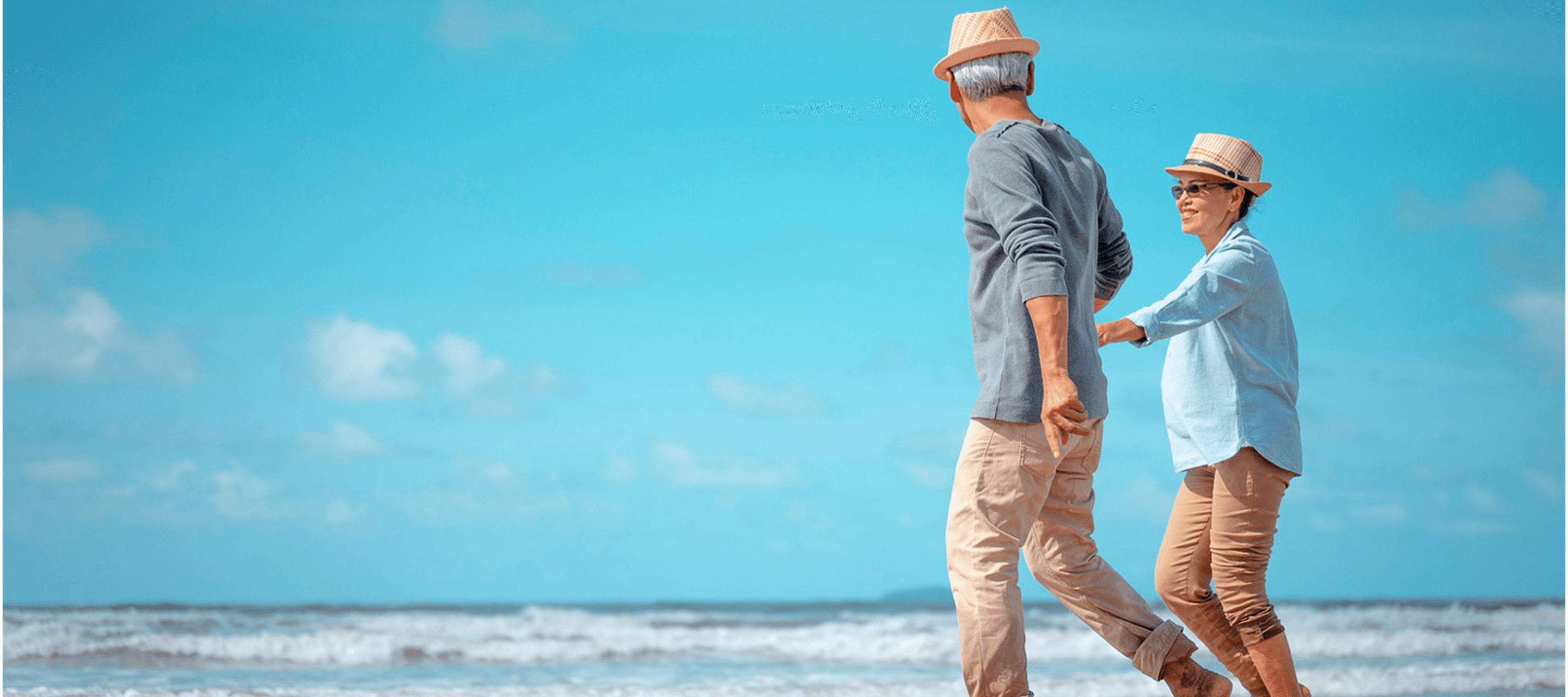 Couple de seniors marchant au bord de la mer - illustration du secteur services aux ménages