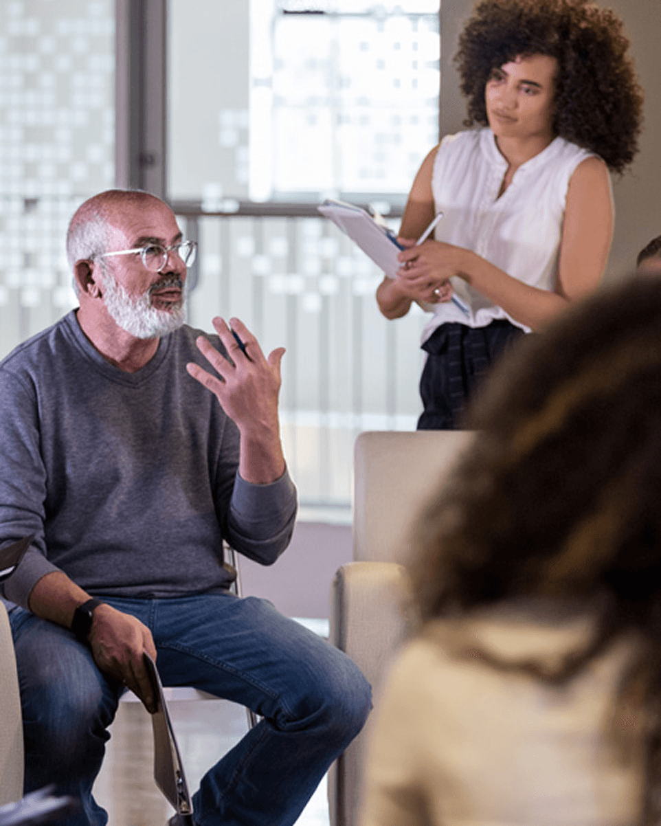 Échange entre participants lors d’un atelier de brainstorming